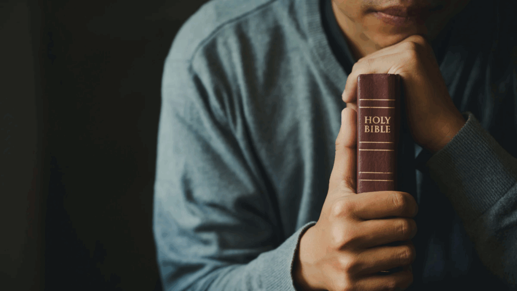 Pessoa com Bíblia na mão, mostrando por onde se fortalece espiritualmente 